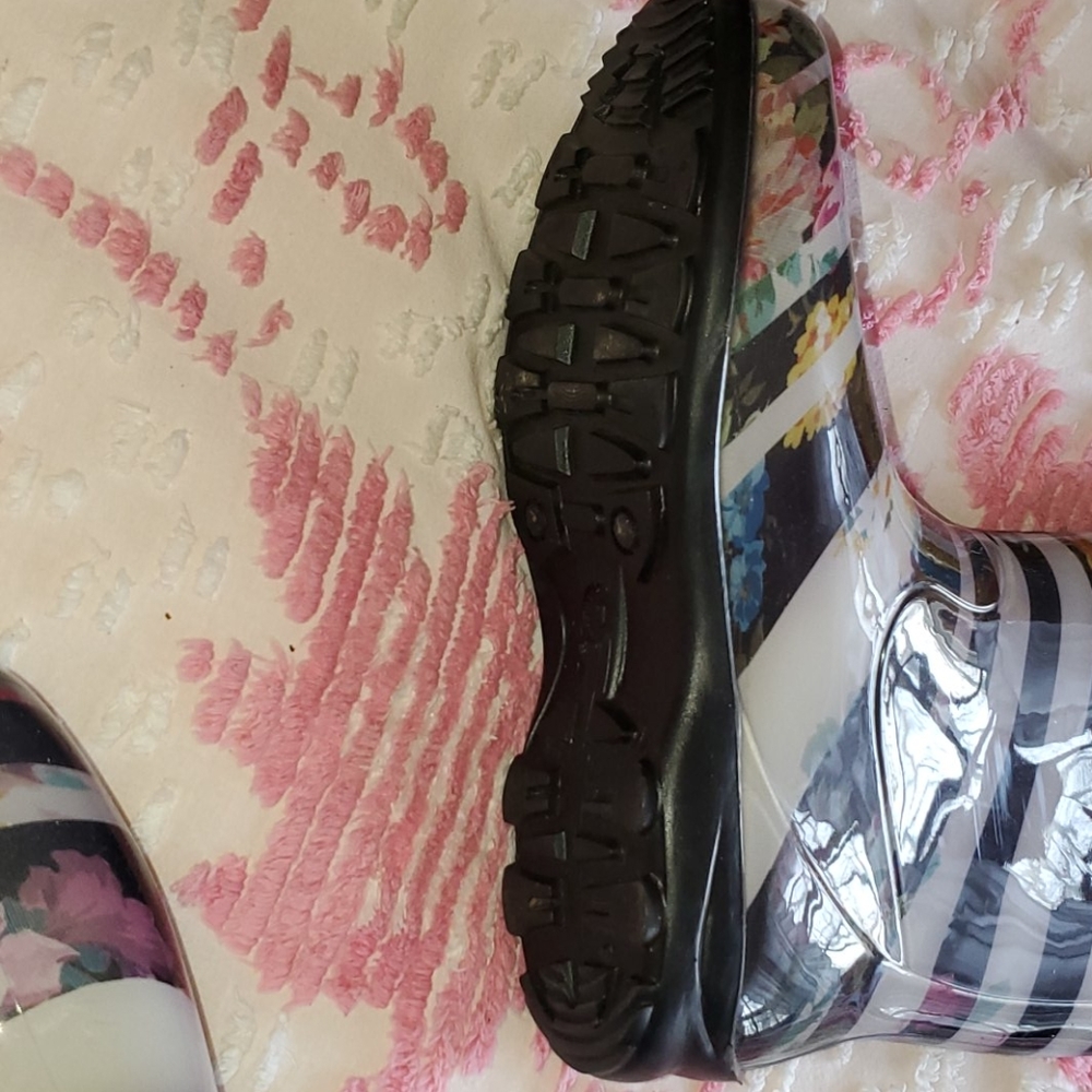 Beautiful rain boots. - Picture 3 of 4